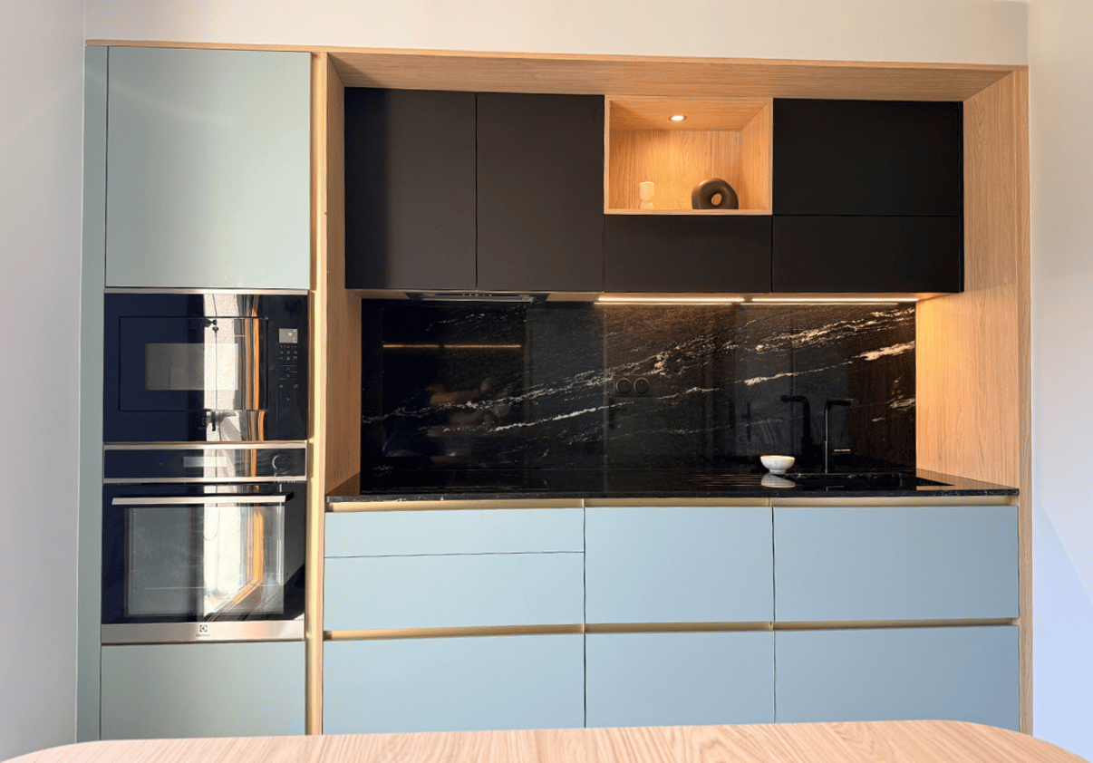 Cuisine avec colonnes et rangements hauts