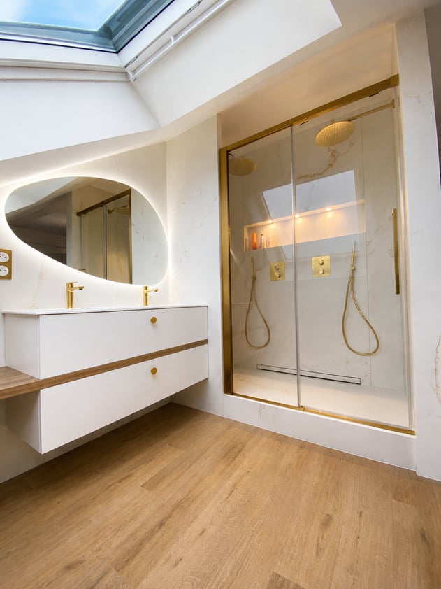 Sous la lumière naturelle, cette salle de bain révèle un équilibre entre lignes épurées, matières chaleureuses et détails soigneusement travaillés.