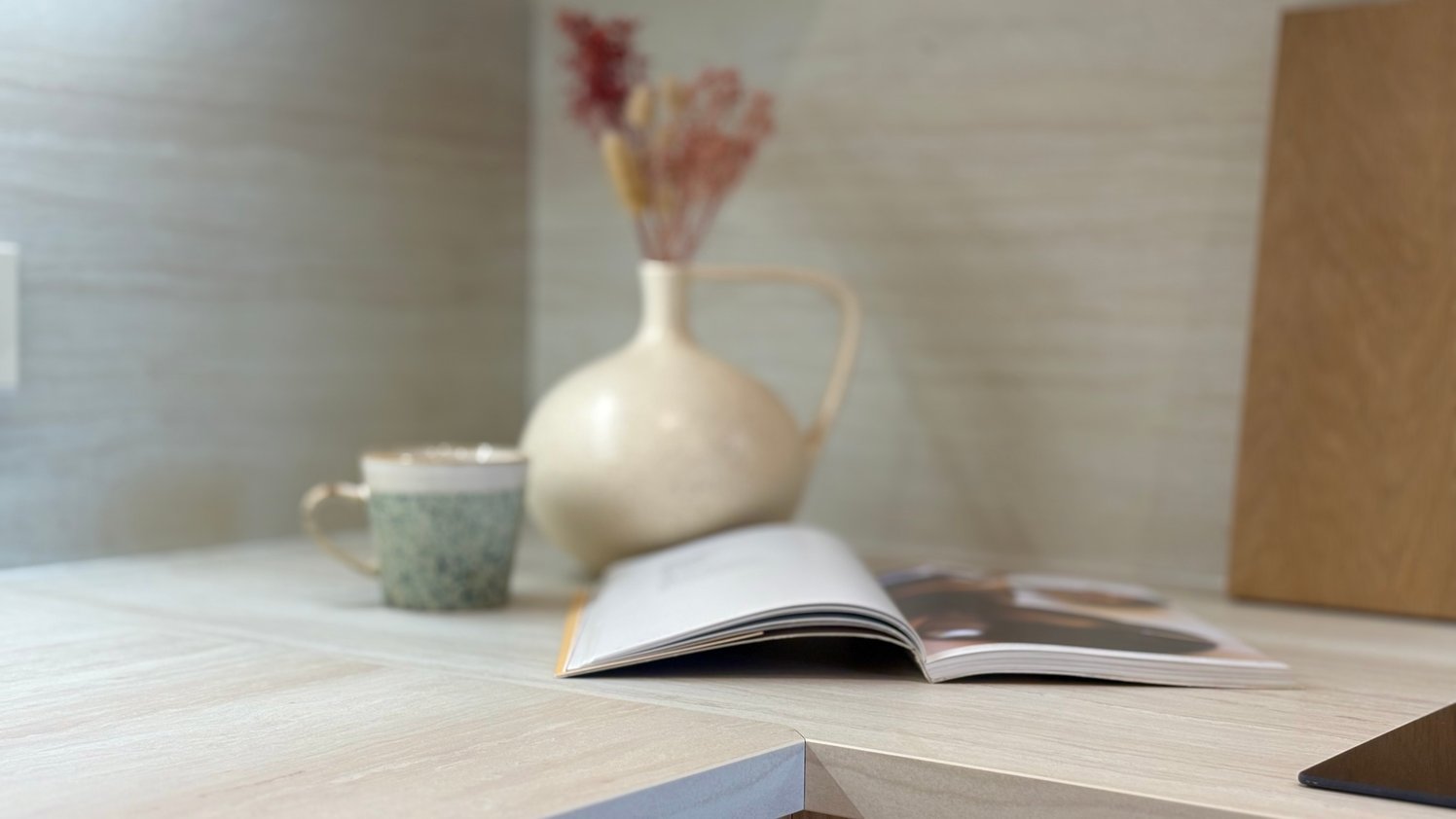 Zoom sur le plan de travail en travertin