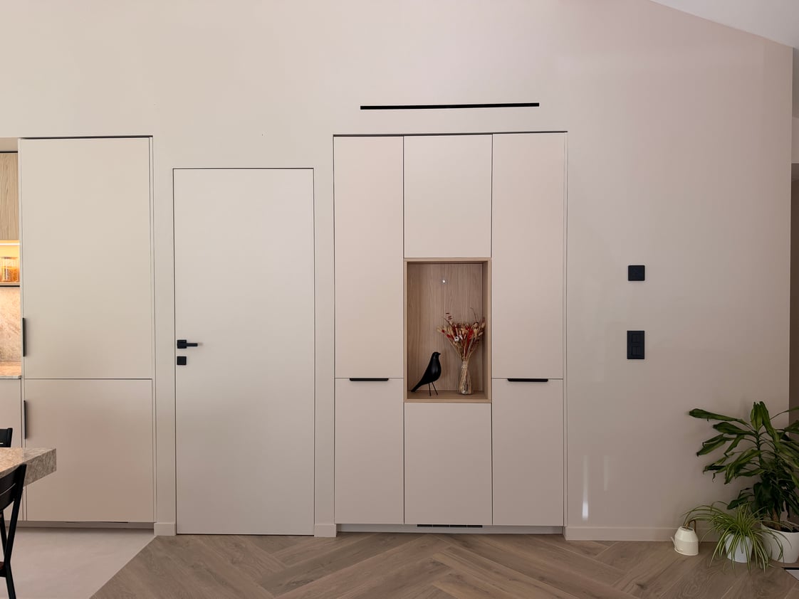 Vue de face sur le rangement intégré
