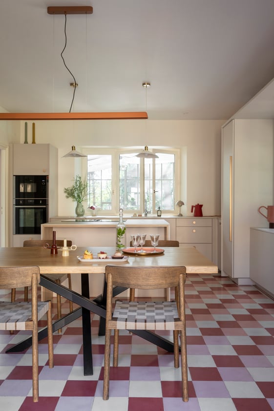 Cuisine avec table à manger au style bucolique, en bois, rose et blanc