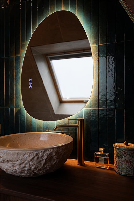 Zoom sur le meuble vasque avec sa vasque ronde et son miroir organique