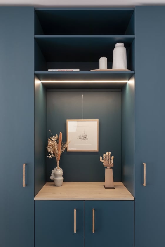 Meuble de rangement et niches avec décorations