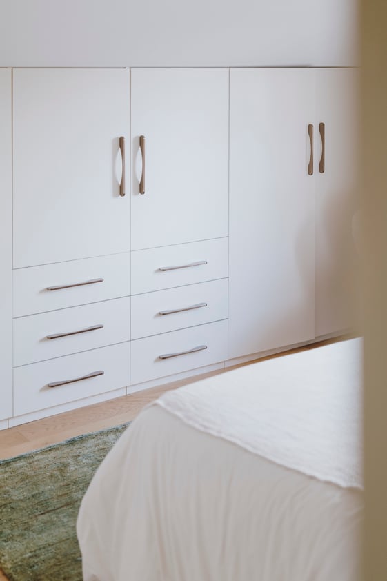 Dressing sous pente, façades tiroirs et placards