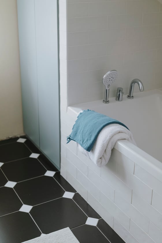 Salle de bain blanche, sol noir