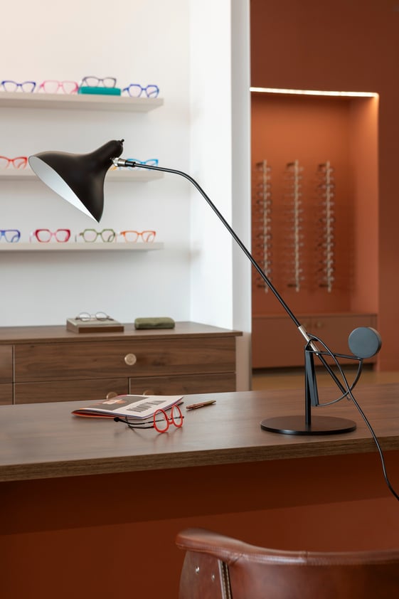 Lampe sur un bureau d'opticien