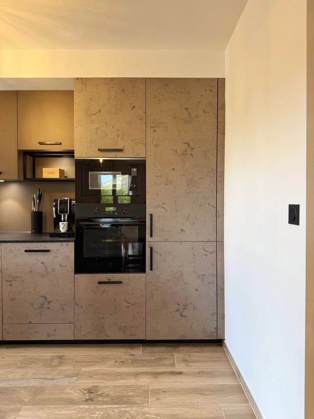 Linéaire de cuisine à Vendargues avec rangements sur mesure, façades effet béton ciré et électroménagers intégré