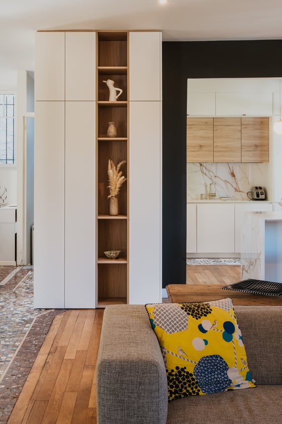 Rangements toute hauteur aux façades claires et niches ouvertes en bois dans un intérieur à Caen. Rangements toute hauteur aux façades claires et niches ouvertes en bois dans un intérieur à Caen.