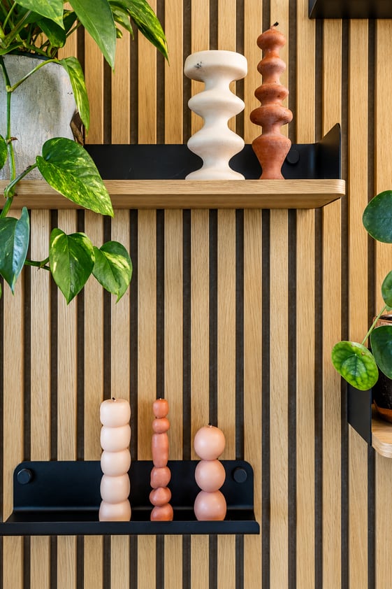 Un jeu de matières et de lumière révèle cet aménagement sur mesure, où le bois nervuré, les étagères noires et les touches végétales composent un espace à la fois graphique, chaleureux et contemporain. Un jeu de matières et de lumière révèle cet aménagement sur mesure, où le bois nervuré, les étagères noires et les touches végétales composent un espace à la fois graphique, chaleureux et contemporain.