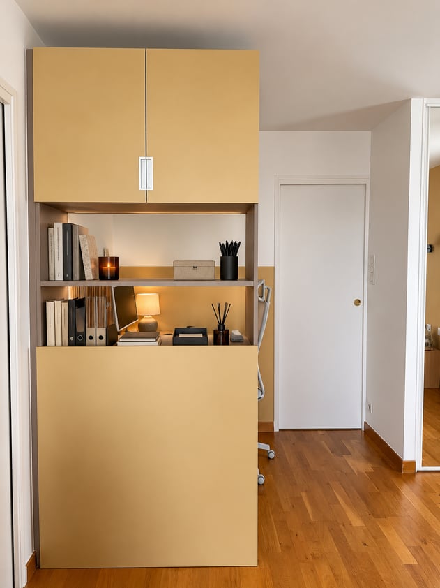Vu sur la séparation de pièce avec le bureau à l'arrière 