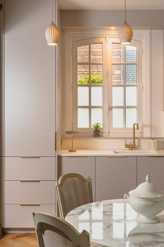 Rangements toute hauteur autour de la fenêtre et évier sous la lumière naturelle dans une cuisine sur mesure. Rangements toute hauteur autour de la fenêtre et évier sous la lumière naturelle dans une cuisine sur mesure.