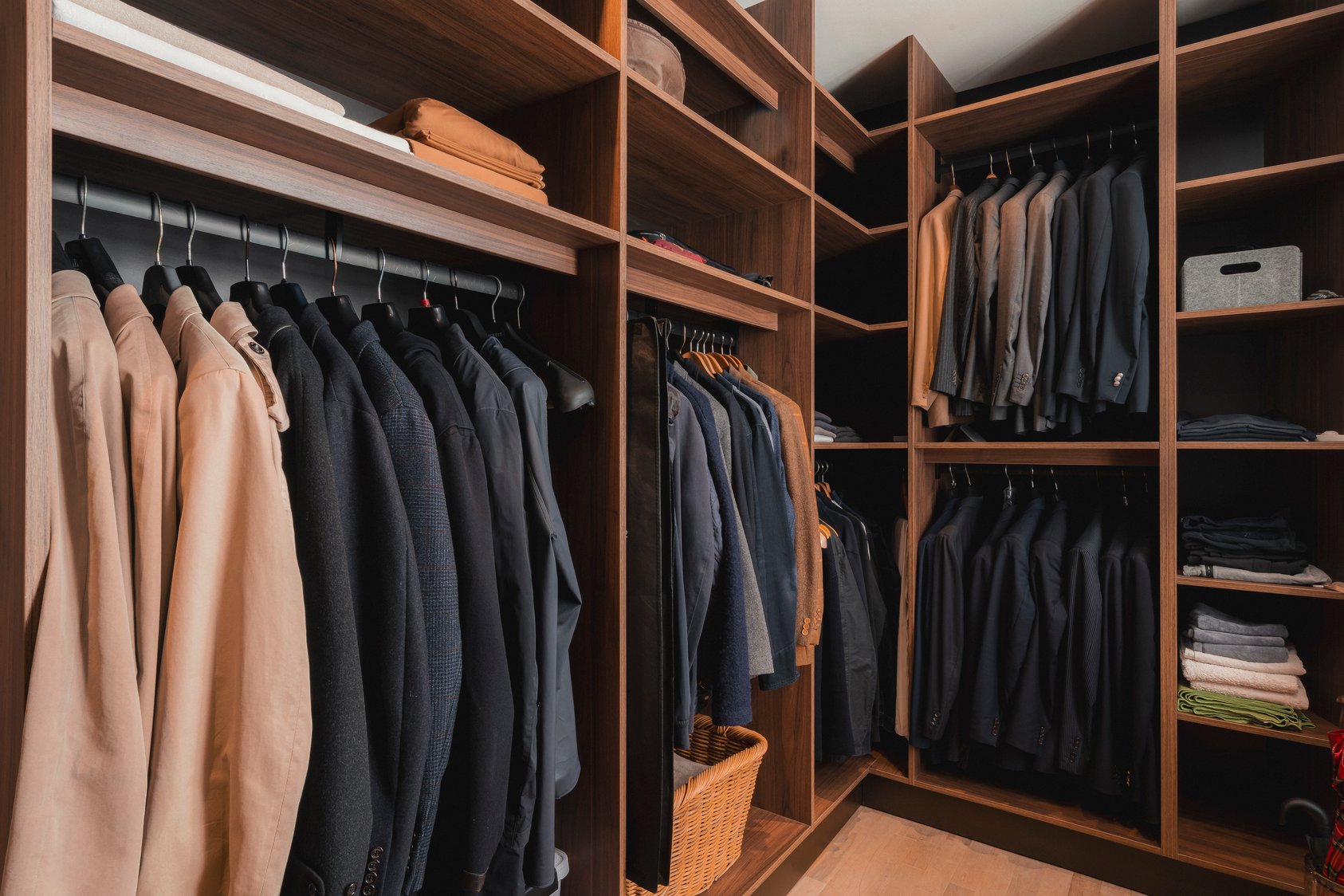 Dressing ouvert sur mesure avec penderies, étagères et rangements intégrés à Caen.
