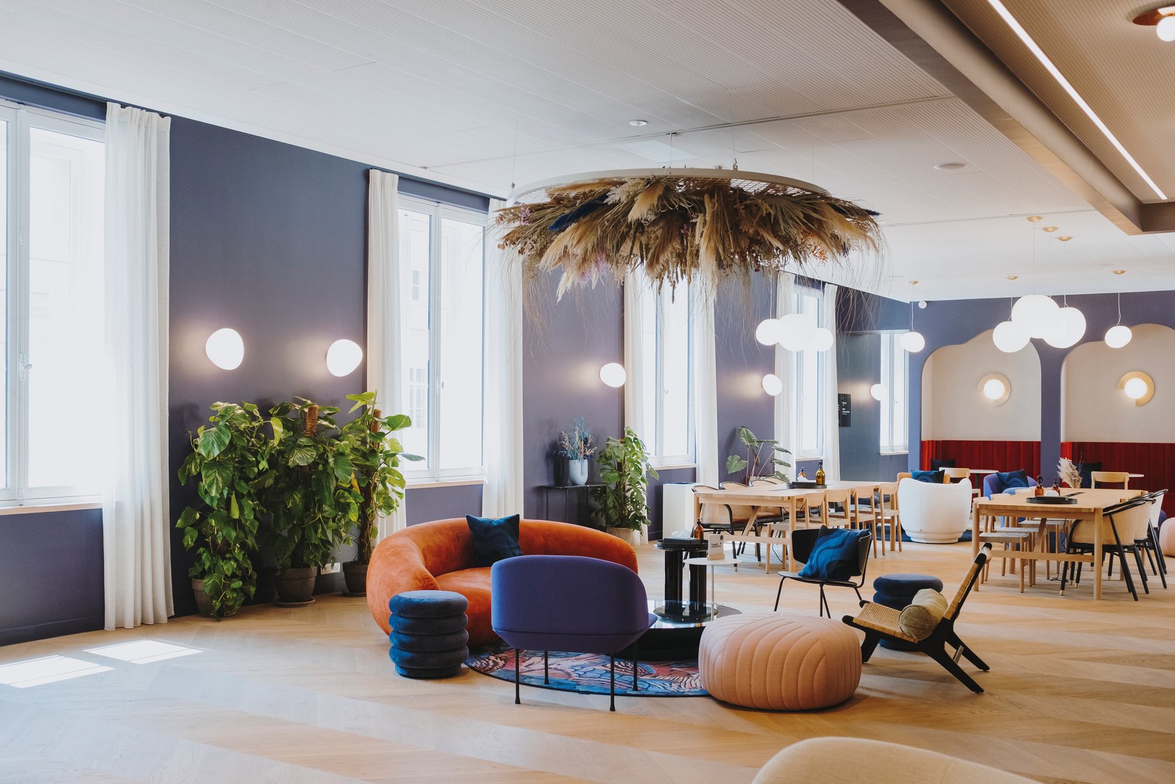 Espace de Coworking moderne orange et bleu agencé dans un Hôtel Espace de Coworking moderne orange et bleu agencé dans un Hôtel