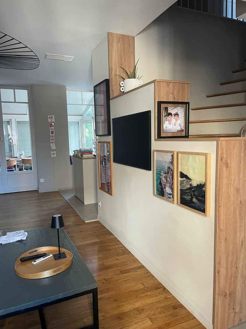 Encadrement d'un espace télé et cage d'escalier
