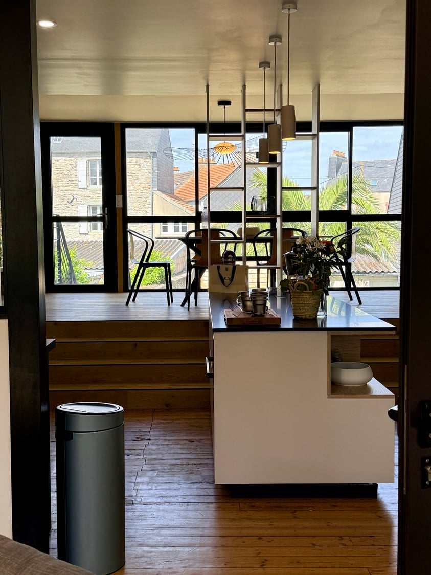 Cuisine avec îlot central et bibliothèque sur mesure