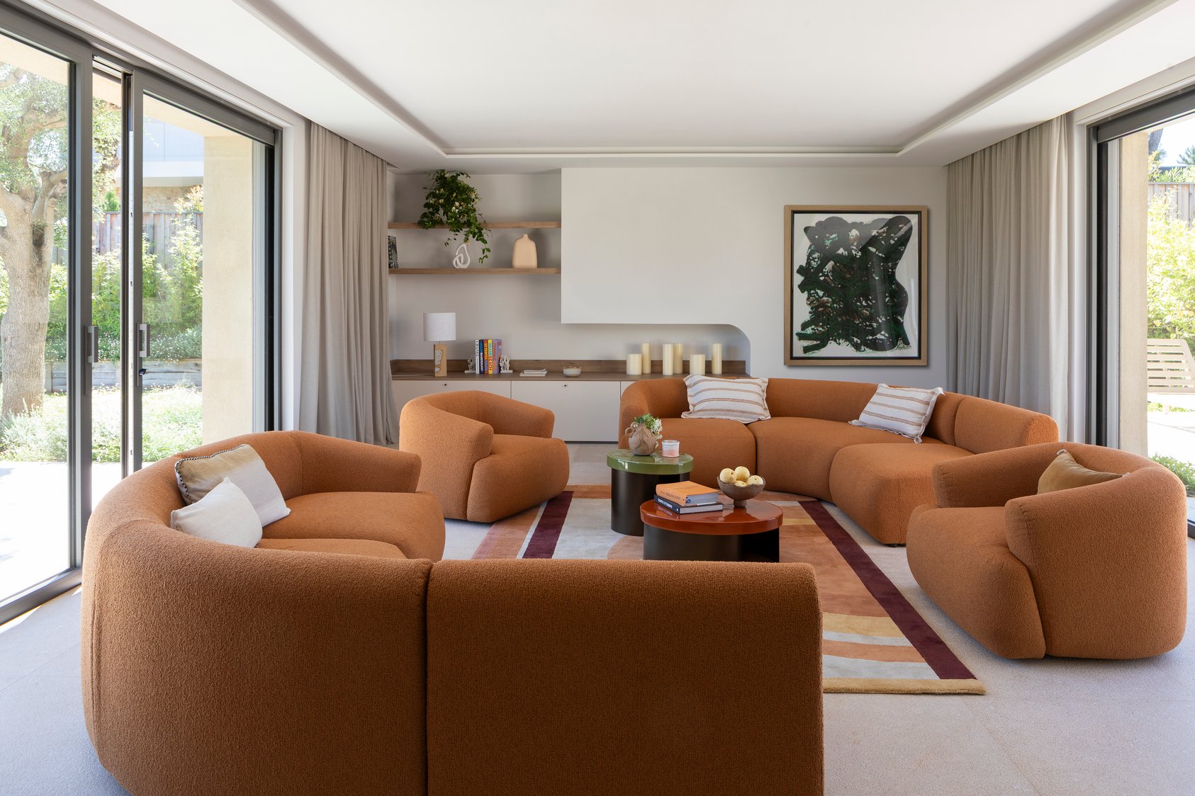 Salon aux canapés orangers, dans une villa.