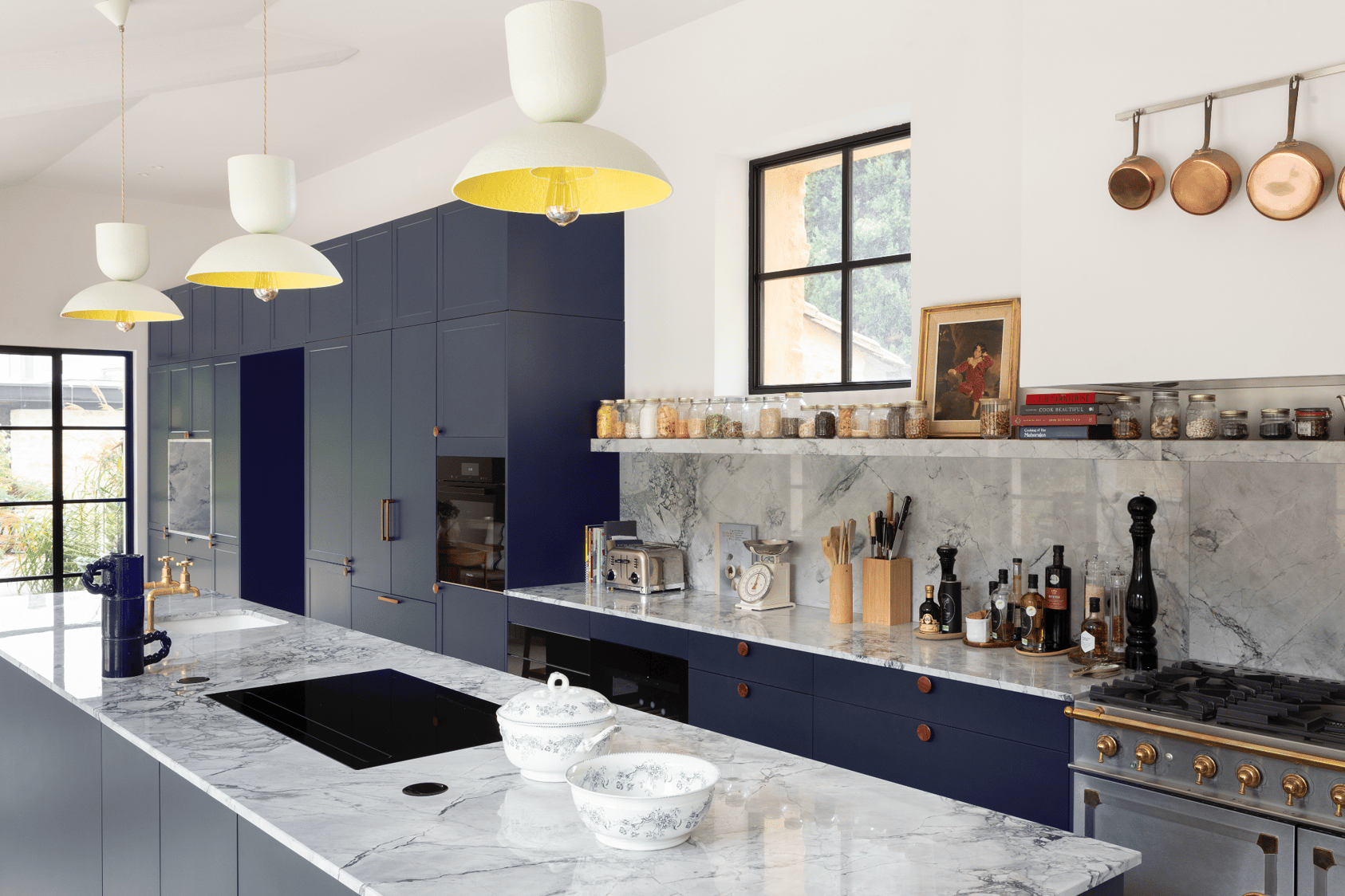 Cuisine sur mesure Perene Réunion avec façades bleu profond, îlot central en marbre, électroménager intégré et finitions haut de gamme.