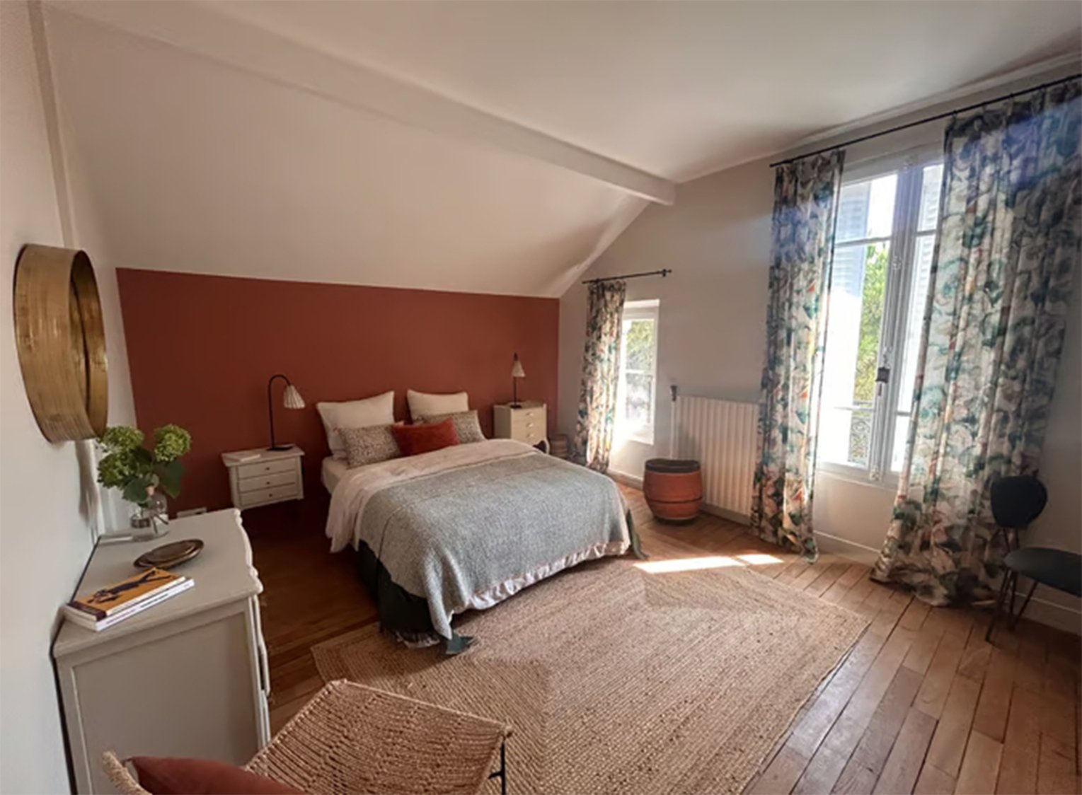 Chambre moderne et chaleureuse terracotta