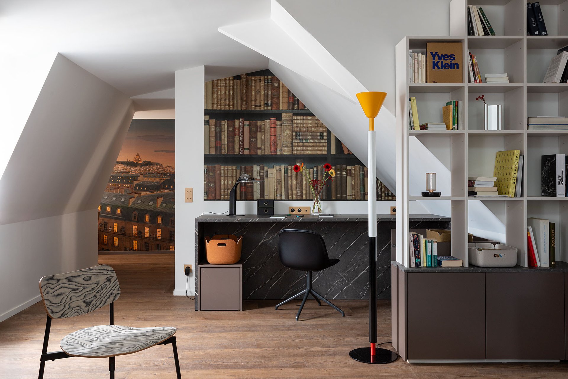 Bibliothèque et bureau agencés sous des toits parisiens Bibliothèque et bureau agencés sous des toits parisiens