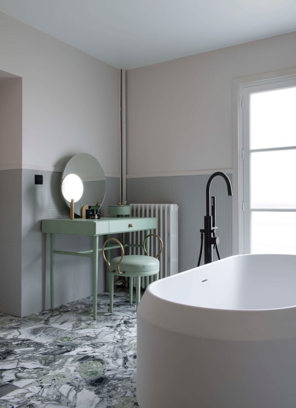 coiffeuse-dans-salle-de-bain-design-perene