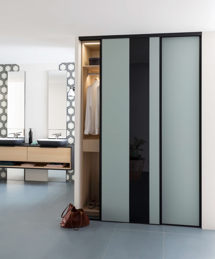 projet-rangements-salle-de-bain-avec-porte-coulissante-perene projet-rangements-salle-de-bain-avec-porte-coulissante-perene