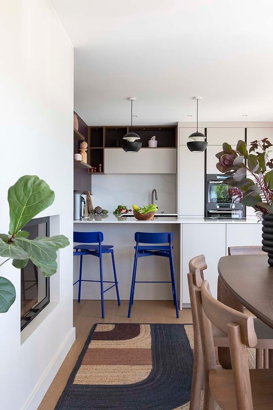 cuisine-ouverte-blanche-design-decoration-perene