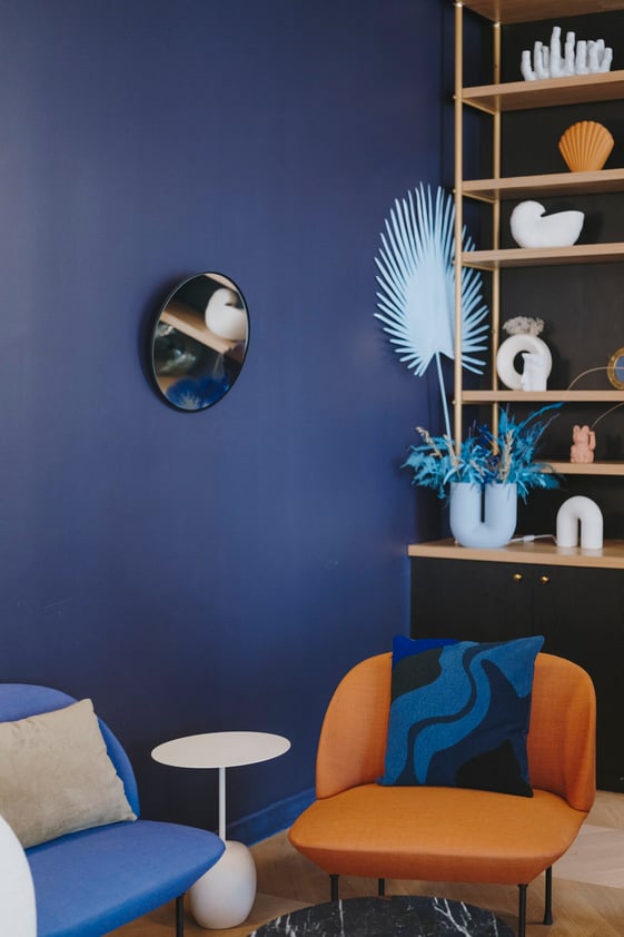 salon-avec-fauteuil-contemporain-dans-univers-marin-perene salon-avec-fauteuil-contemporain-dans-univers-marin-perene