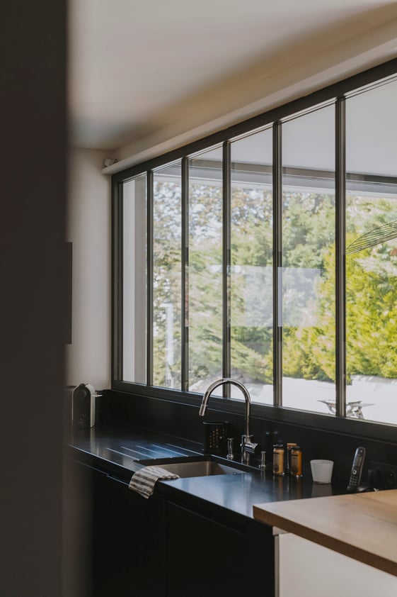 cuisine-contemporaine-dans-maison-architecte-perene