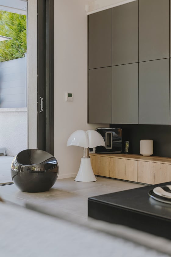 lampe-design-dans-salon-contemporain-perene