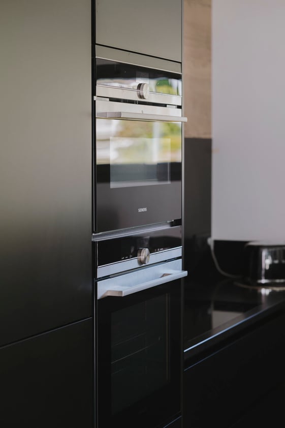 rangements-noir-mat-dans-cuisine-contemporaine-perene