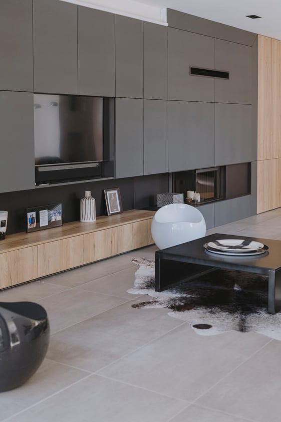 table-noir-mat-dans-salon-contemporain-perene