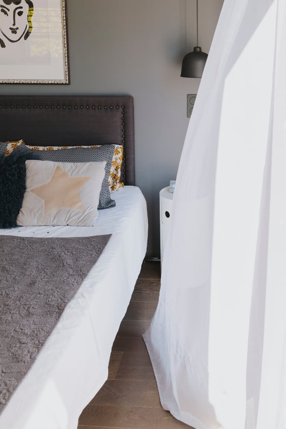 chambre-parentale-lumineuse-dans-maison-contemporaine-perene