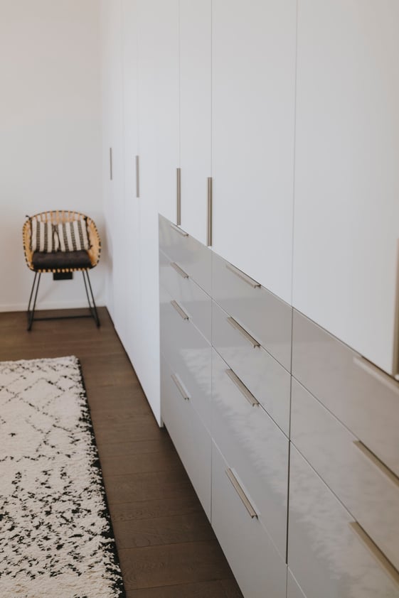 rangements-dressing-bicolore-chambre-parentale-perene