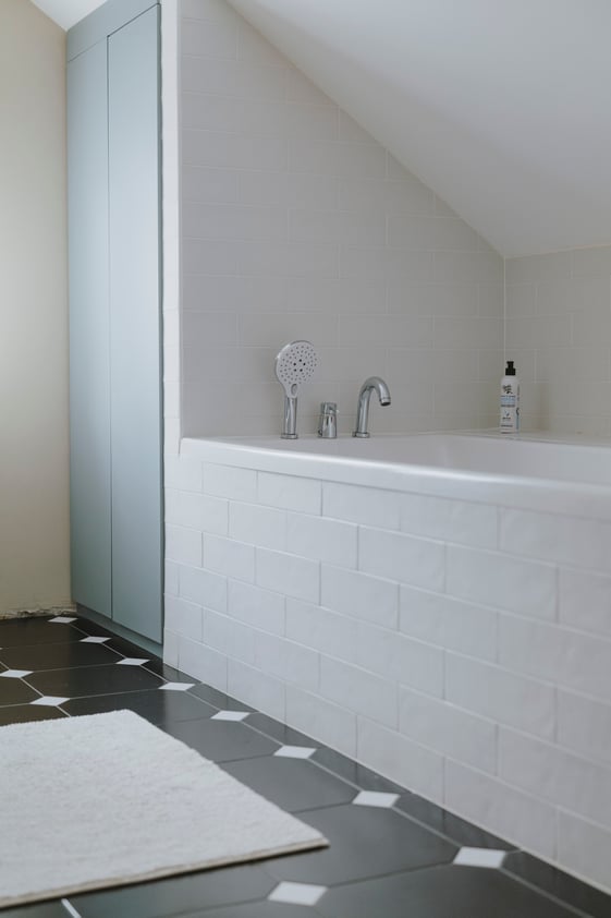 salle-de-bain-baignoire-sous-pente-perene