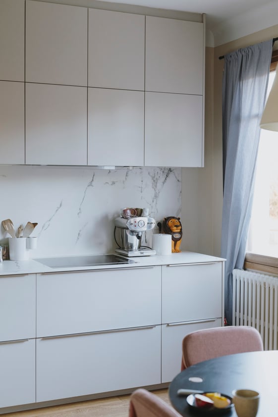 cuisine-design-blanche-marbre-perene