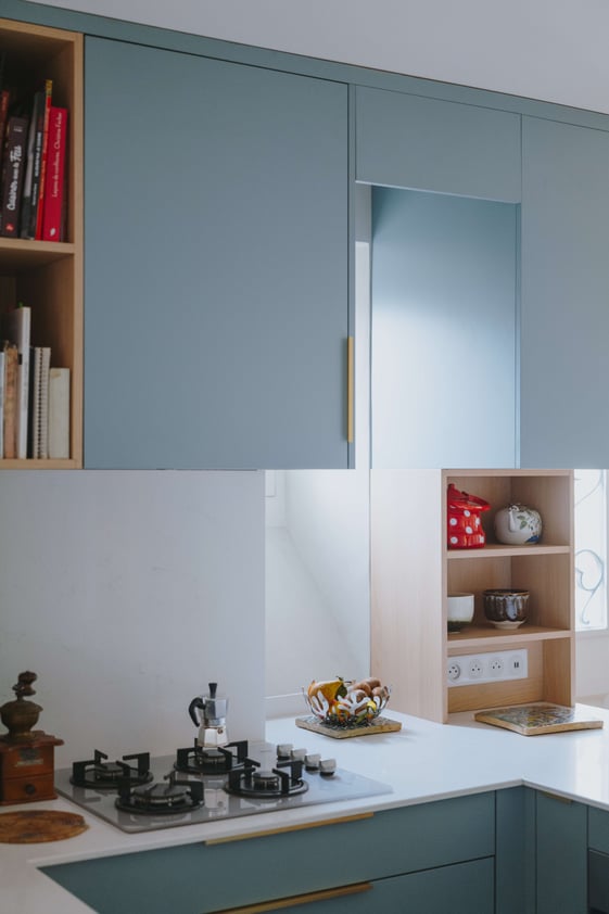 gazinière-dans-cuisine-lumineuse-bleue-perene