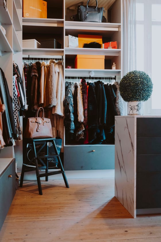 dressing-ouvert-avec-niches-sur-mesure-perene