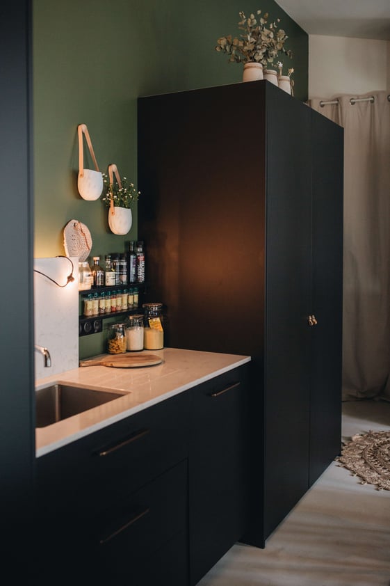 Cuisine-noire-Rangements-Perene Cuisine-noire-Rangements-Perene