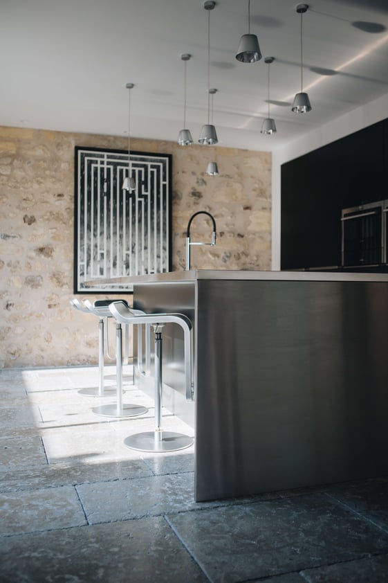 cuisine-moderne-perene-luxe-matire-brute-pierre-noir