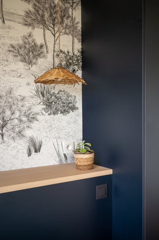Detail-papier-peint-fleur-luminaire-chambre-perene-brive
