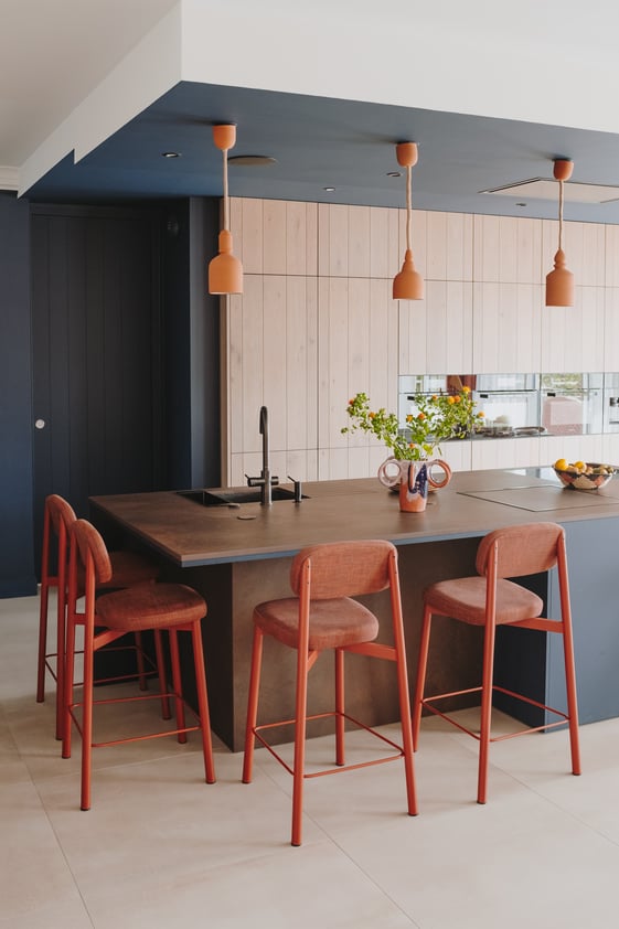 Cuisine-Perene-bois-bleu-touches-oranges