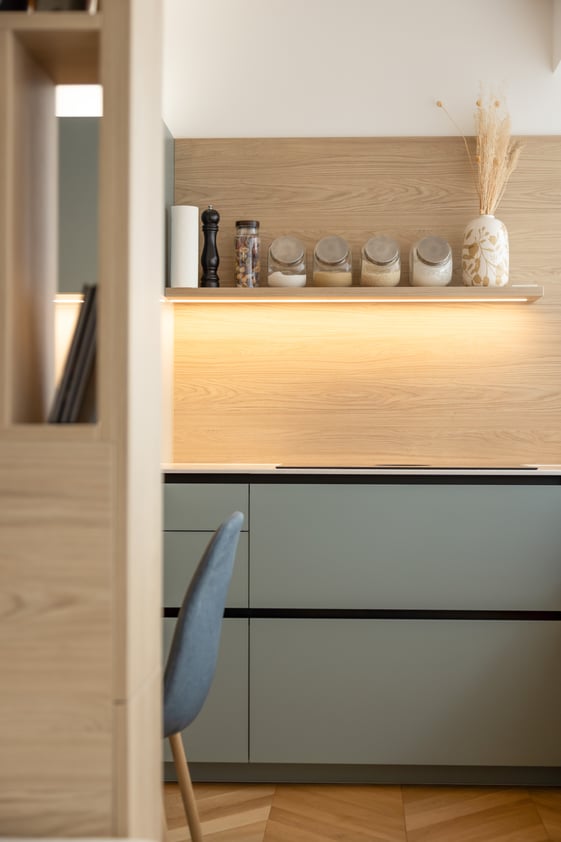 agencement sur mesure.séparation d’espace semi-ouverte.rangements intégrés.harmonie des matériaux.ambiance naturelle bois clair.luminaires suspendus design.continuité visuelle agencement sur mesure.séparation d’espace semi-ouverte.rangements intégrés.harmonie des matériaux.ambiance naturelle bois clair.luminaires suspendus design.continuité visuelle