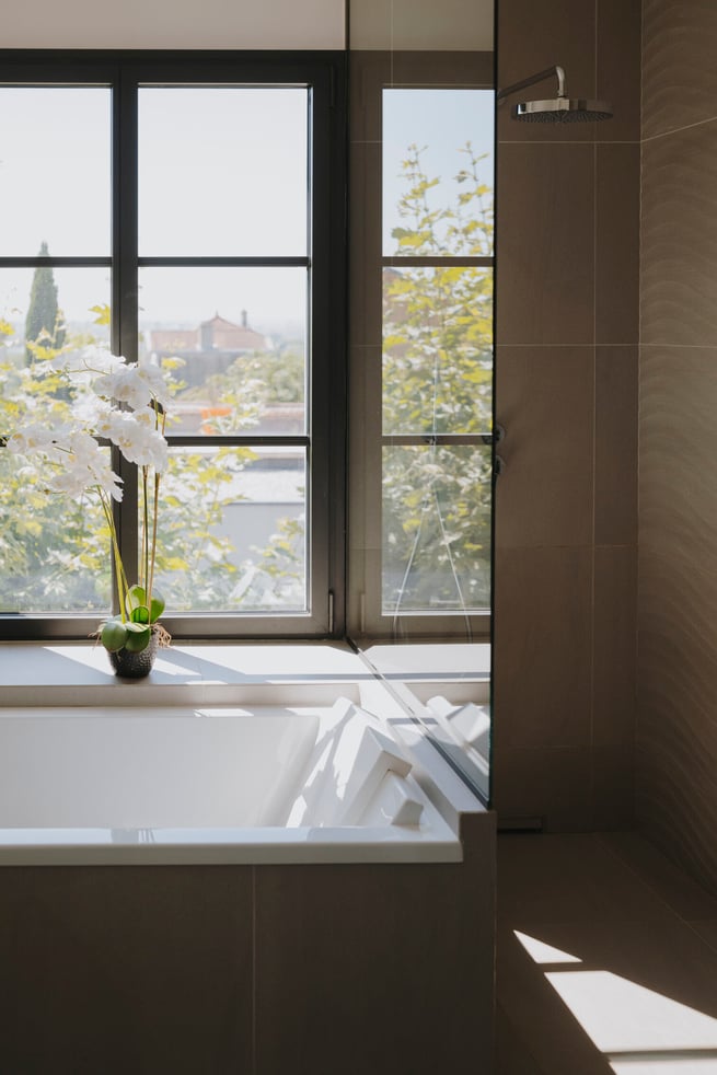 salle-de-bain-lumineuse-avec-vue-sur-exterieur-perene