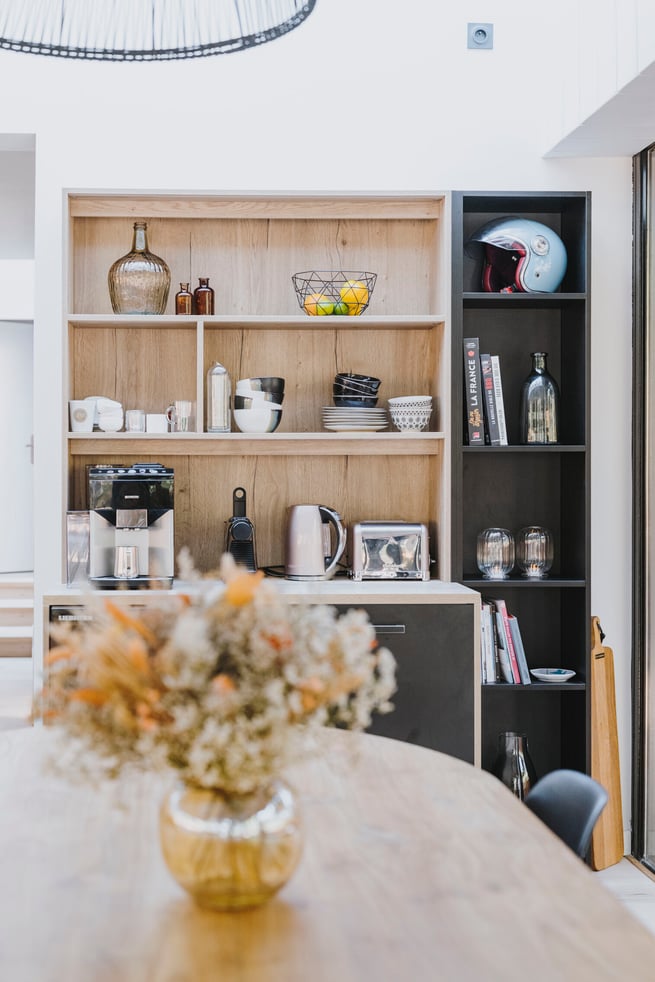 agencement-niches-biclores-pin-et-noir-cuisine-design-perene agencement-niches-biclores-pin-et-noir-cuisine-design-perene