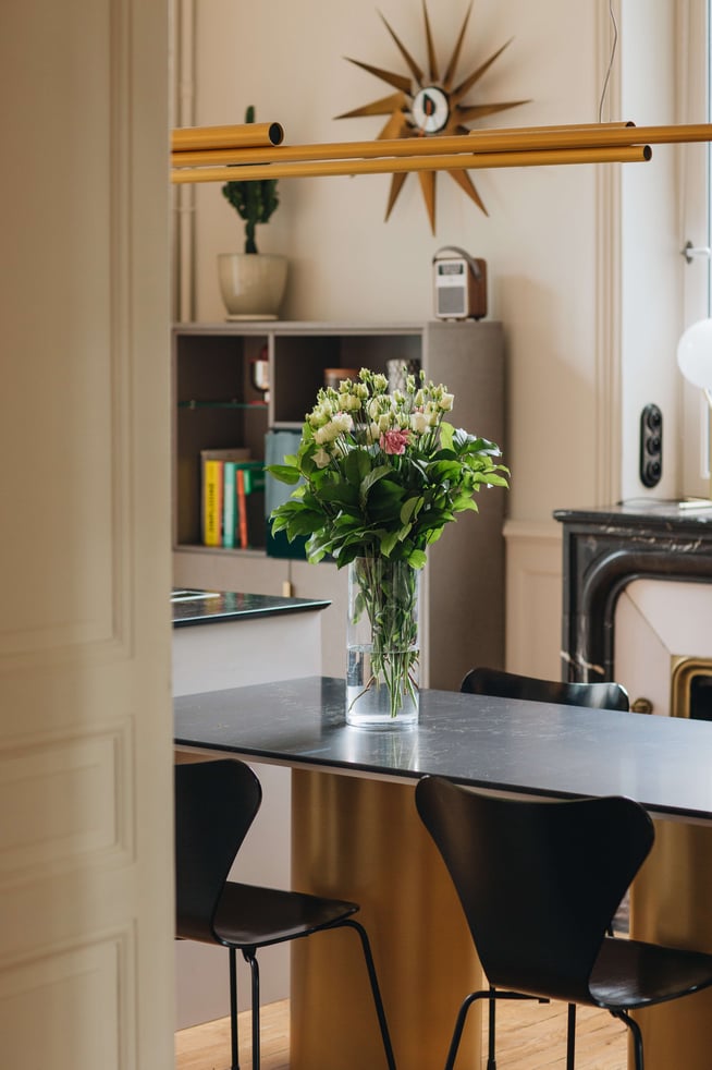 table-de-repas-chaises-vintages-noires-perene table-de-repas-chaises-vintages-noires-perene