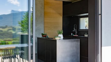 Cuisine-chalet-montagne-contemporaine-noir-bois-Perene Cuisine-chalet-montagne-contemporaine-noir-bois-Perene