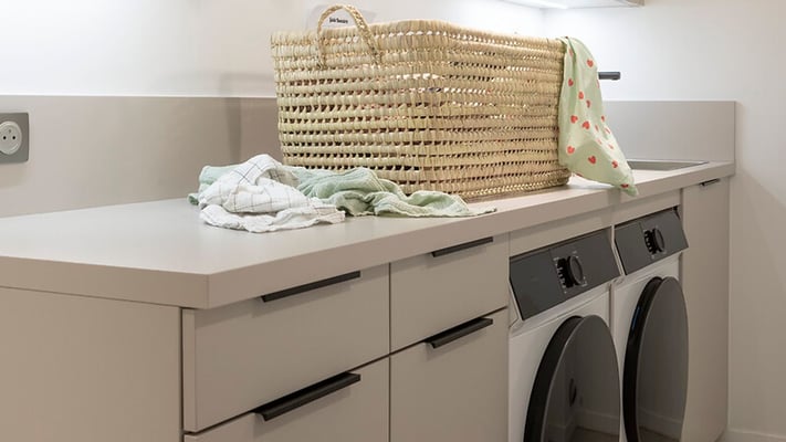 buanderie-minimaliste-agencement-sur-mesure-perene-merignac