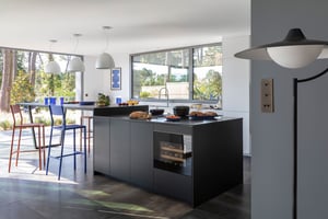 renovation-cuisine-moderne-noir-blanc-exterieur-perene