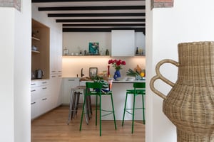 renovation-cuisine-sous-mezzanine-blanche-perene