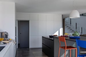 cuisine-blanche-moderne-rangement-encastre-perene-vannes cuisine-blanche-moderne-rangement-encastre-perene-vannes